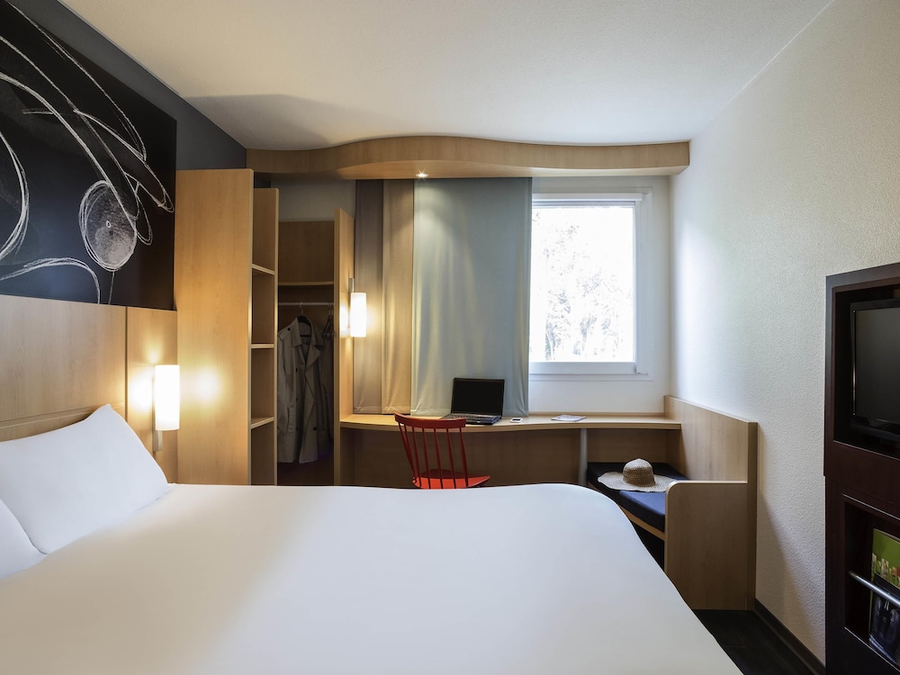HABITACIÓN PREMIUM CON UNA CAMA DOBLE GRANDE Y VISTAS AL BOSQUE del hotel Ibis Paris Meudon Velizy