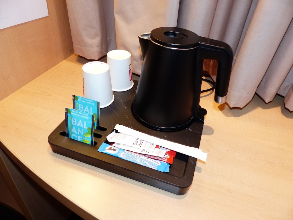 HABITACIÓN PREMIUM CON UNA CAMA DOBLE GRANDE Y VISTAS AL BOSQUE del hotel Ibis Paris Meudon Velizy. Foto 1