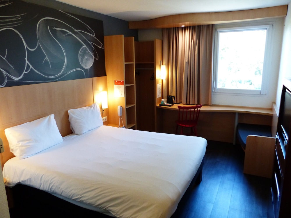 HABITACIÓN PREMIUM CON UNA CAMA DOBLE GRANDE Y VISTAS AL BOSQUE del hotel Ibis Paris Meudon Velizy. Foto 2