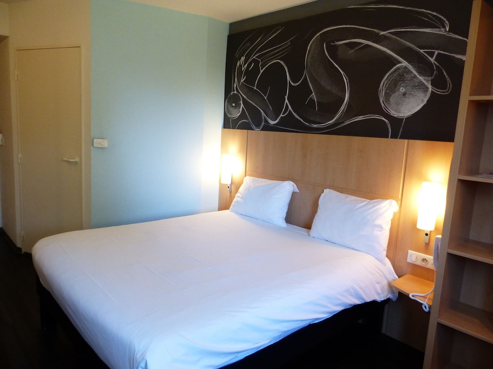 HABITACIÓN PREMIUM CON UNA CAMA DOBLE GRANDE Y VISTAS AL BOSQUE del hotel Ibis Paris Meudon Velizy. Foto 3