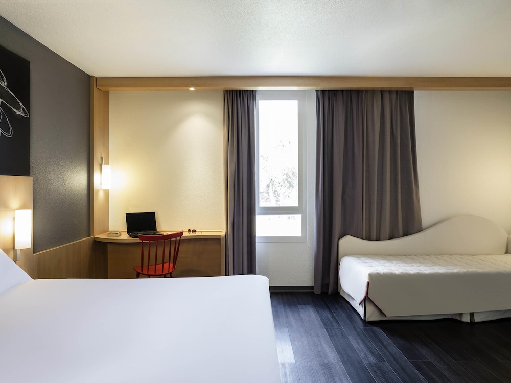 HABITACIÓN PREMIUM CON UNA CAMA DOBLE GRANDE Y VISTAS AL BOSQUE del hotel Ibis Paris Meudon Velizy. Foto 4