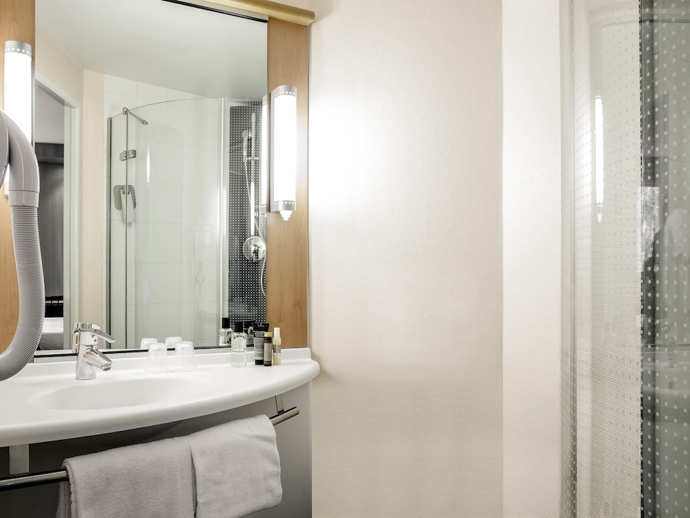 HABITACIÓN PREMIUM CON UNA CAMA DOBLE GRANDE Y VISTAS AL BOSQUE del hotel Ibis Paris Meudon Velizy. Foto 6