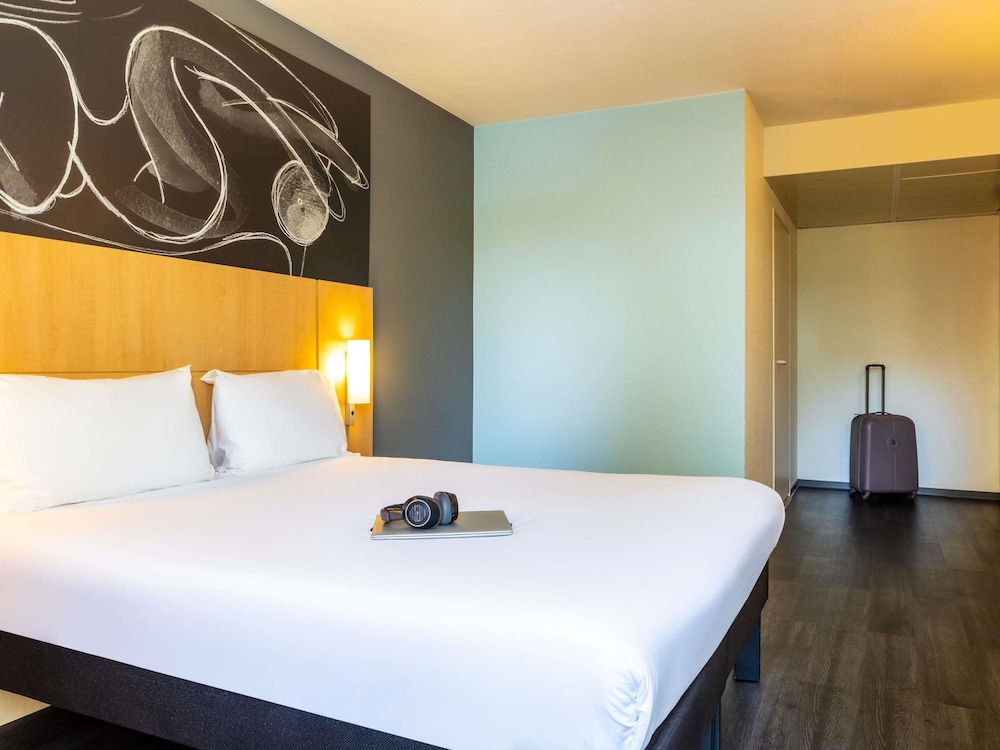 HABITACIÓN PREMIUM CON UNA CAMA DOBLE GRANDE Y VISTAS AL BOSQUE del hotel Ibis Paris Meudon Velizy. Foto 7