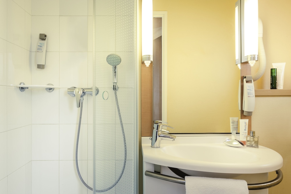 Habitación Standard con dos camas individuales del hotel Ibis Paris Meudon Velizy. Foto 4