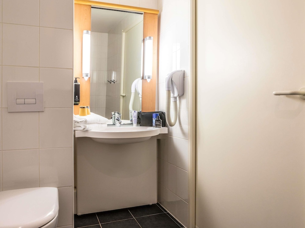 Habitación Premium accesible con 1 cama doble del hotel Ibis Paris Meudon Velizy. Foto 3