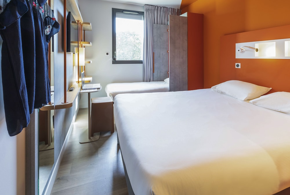Habitación triple, varias camas del hotel Ibis Budget Saint-Etienne Centre Gare Châteaucreux. Foto 2