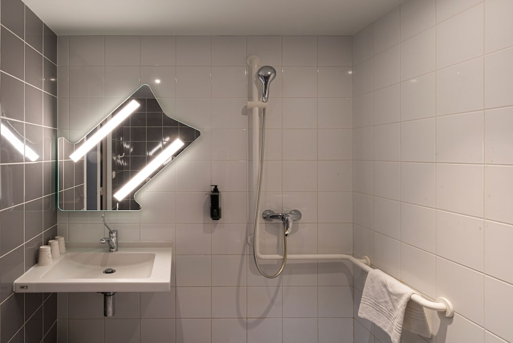 Habitación triple, varias camas del hotel Ibis Budget Saint-Etienne Centre Gare Châteaucreux. Foto 9