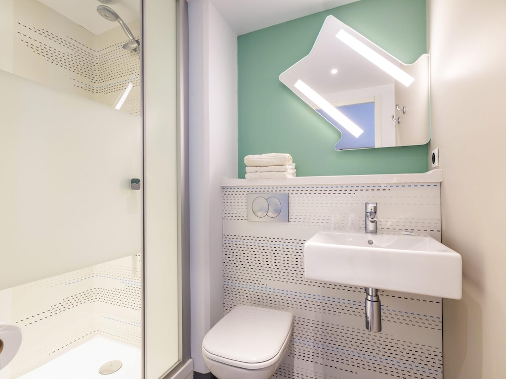 Habitación con 2 camas individuales, 2 camas individuales del hotel Ibis Budget Saint-Etienne Centre Gare Châteaucreux. Foto 3