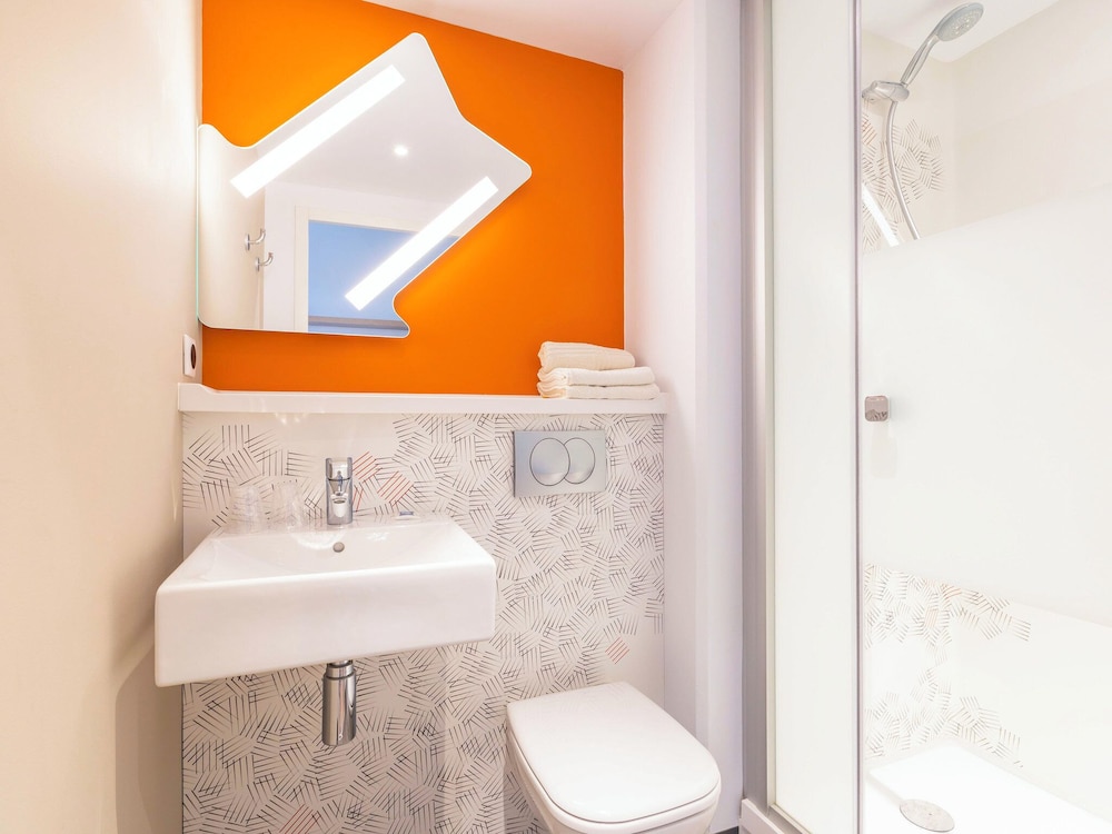 Habitación triple estándar, varias camas, accesible para personas con discapacidad del hotel Ibis Budget Saint-Etienne Centre Gare Châteaucreux. Foto 3