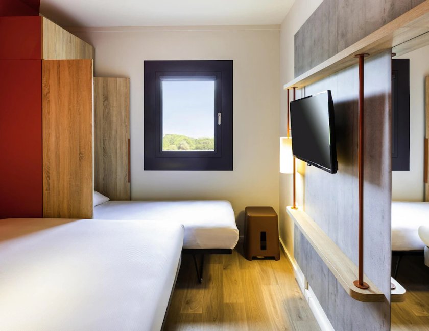 Habitación triple, varias camas del hotel Ibis Budget Saint-Etienne Centre Gare Châteaucreux. Foto 9