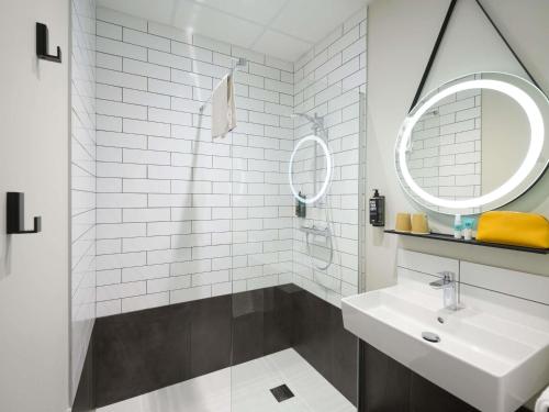 Habitación de nuevo diseño con 1 cama doble del hotel ibis Falaise Coeur de Normandie. Foto 1