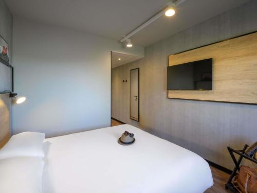 Habitación de nuevo diseño con 1 cama doble del hotel ibis Falaise Coeur de Normandie. Foto 4