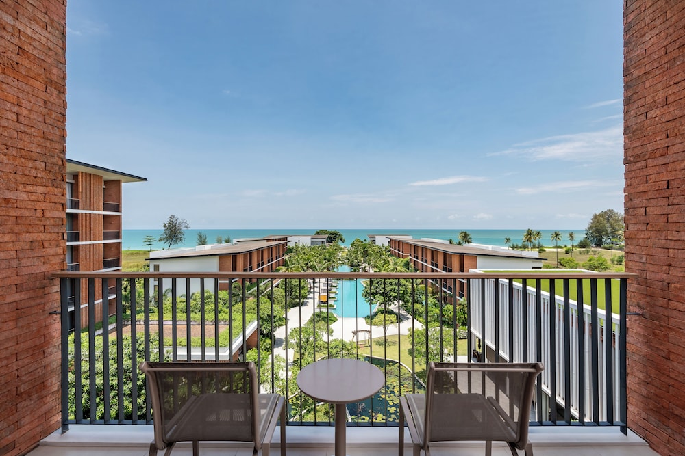 SUITE FAMILIAR, 1 Cama King Size y 2 Camas Individuales del hotel Pullman Khao Lak Resort. Foto 2