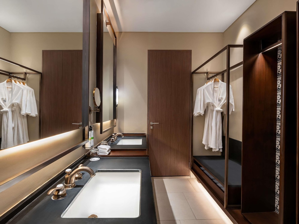 SUITE FAMILIAR, 1 Cama King Size y 2 Camas Individuales, Vistas al Mar del hotel Pullman Khao Lak Resort. Foto 2