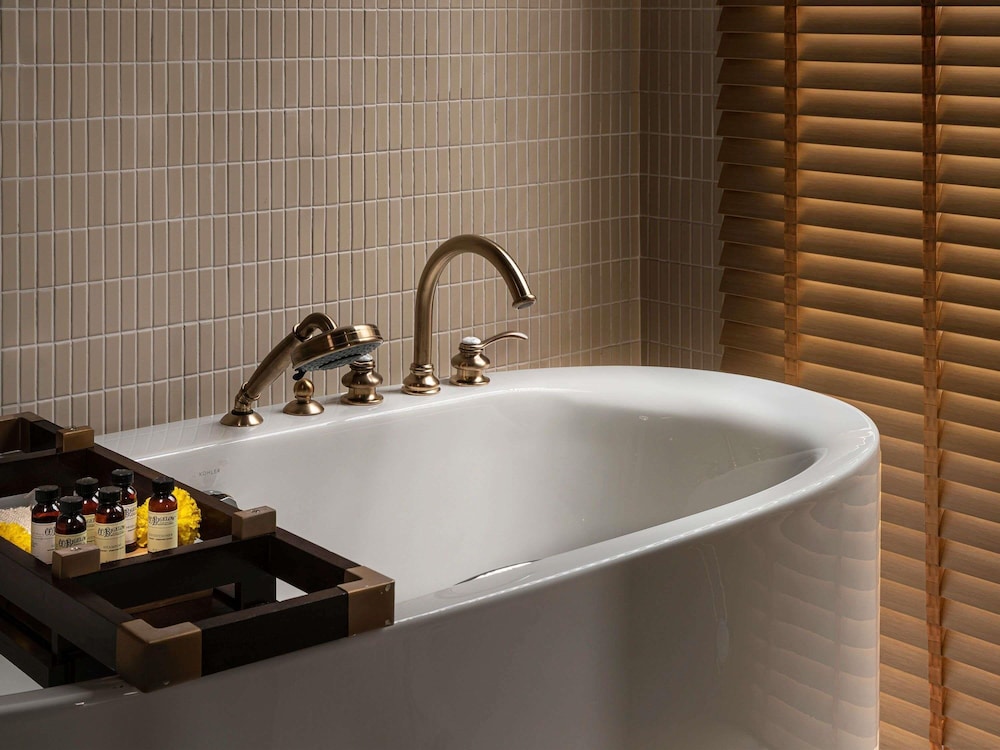 SUITE FAMILIAR, 1 Cama King Size y 2 Camas Individuales, Vistas al Mar del hotel Pullman Khao Lak Resort. Foto 8