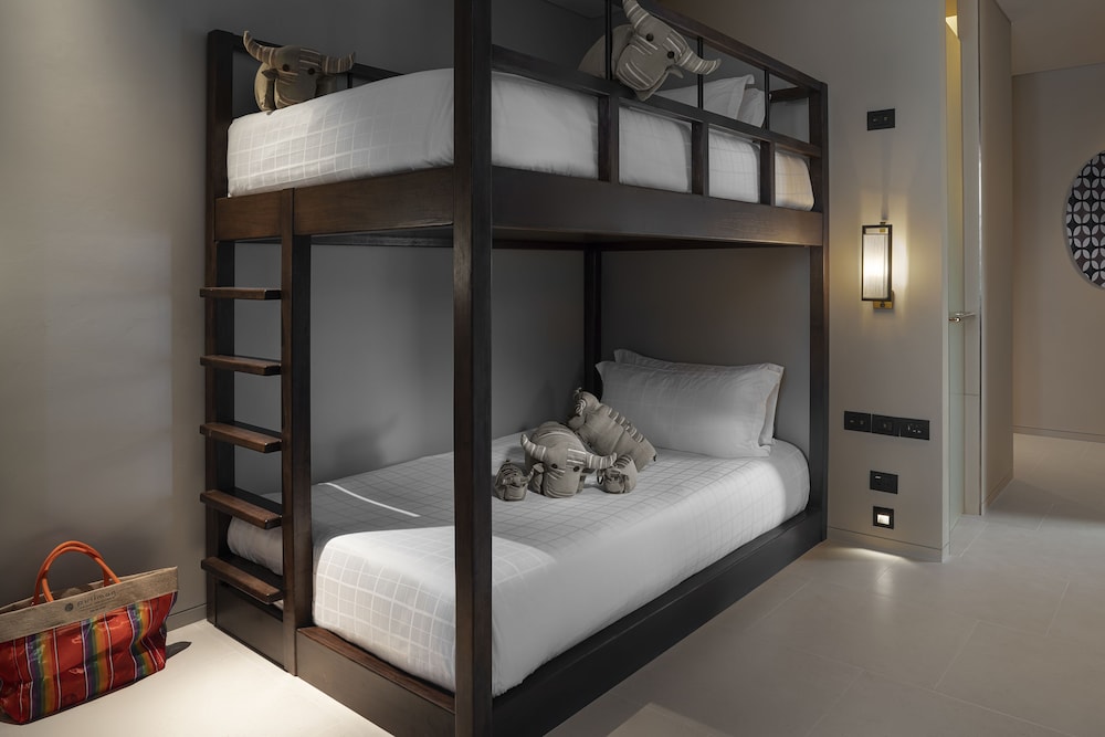 SUITE FAMILIAR, 1 Cama King Size y 2 Camas Individuales, Acceso a Piscina del hotel Pullman Khao Lak Resort. Foto 1