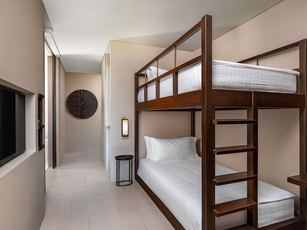 SUITE FAMILIAR, 1 Cama King Size y 2 Camas Individuales, Acceso a Piscina del hotel Pullman Khao Lak Resort. Foto 10
