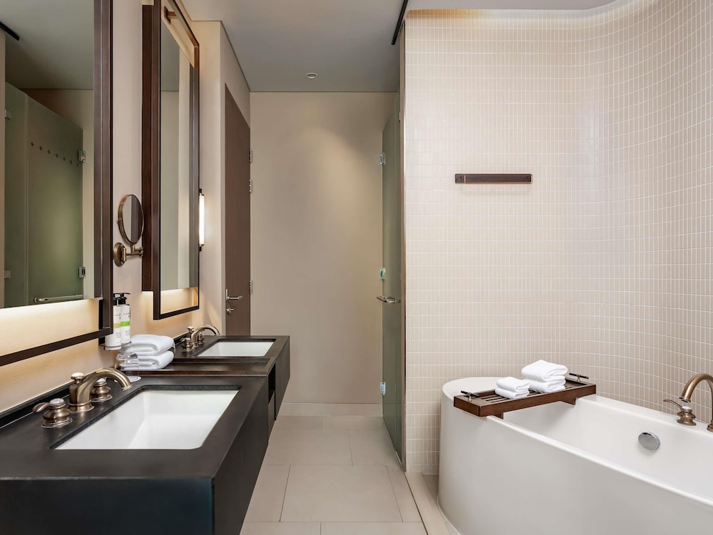 SUITE FAMILIAR, 1 Cama King Size y 2 Camas Individuales, Acceso a Piscina del hotel Pullman Khao Lak Resort. Foto 11