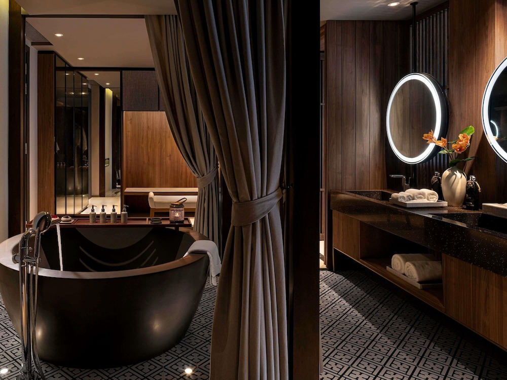 Suite deluxe con 1 cama king size y 1 sofá cama del hotel Grand Mercure Khao Lak Bangsak