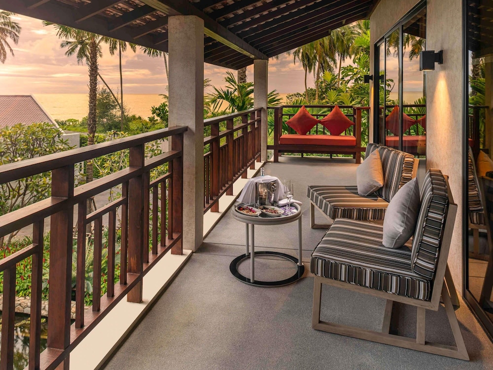 Suite deluxe con 1 cama king size y 1 sofá cama del hotel Grand Mercure Khao Lak Bangsak. Foto 2