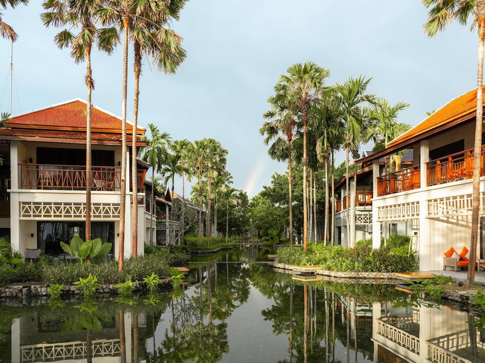Suite deluxe con 1 cama king size y 1 sofá cama del hotel Grand Mercure Khao Lak Bangsak. Foto 3