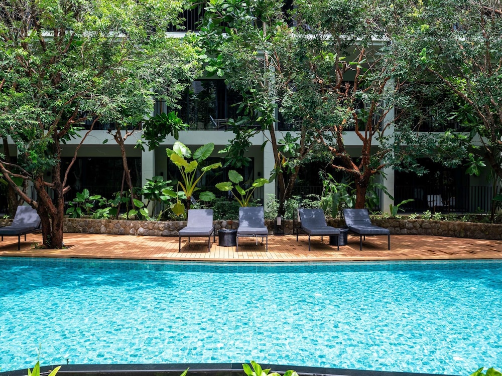 HABITACIÓN SUPERIOR con 1 cama king size del hotel Grand Mercure Khao Lak Bangsak. Foto 11