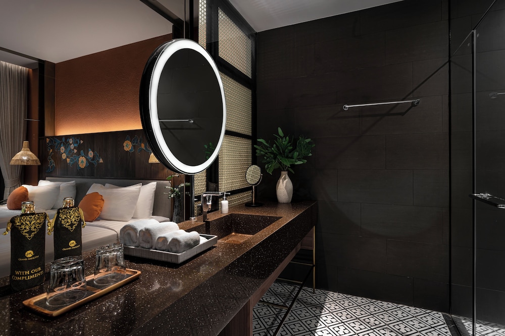 Habitación deluxe con acceso a la piscina y camas gemelas del hotel Grand Mercure Khao Lak Bangsak. Foto 8