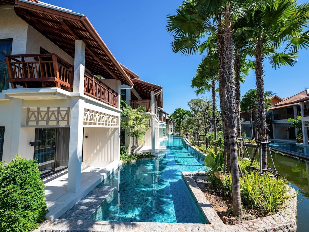 Habitación deluxe con acceso a la piscina y 1 cama king size del hotel Grand Mercure Khao Lak Bangsak. Foto 2