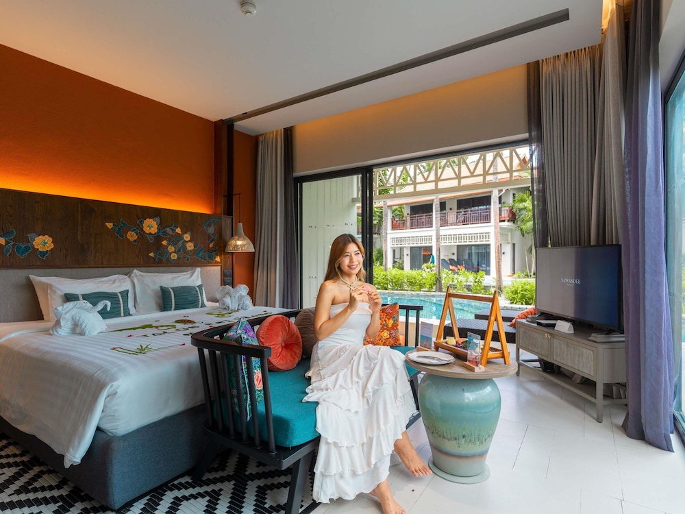 Habitación deluxe con acceso a la piscina y 1 cama king size del hotel Grand Mercure Khao Lak Bangsak. Foto 3