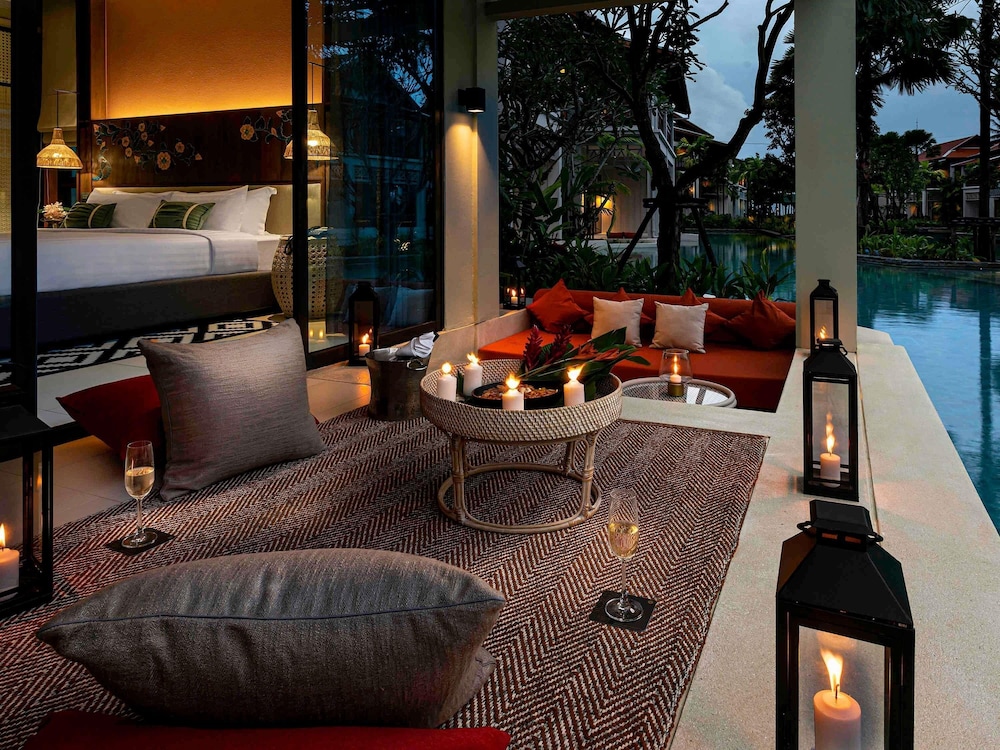 Habitación deluxe con acceso a la piscina y 1 cama king size del hotel Grand Mercure Khao Lak Bangsak. Foto 5