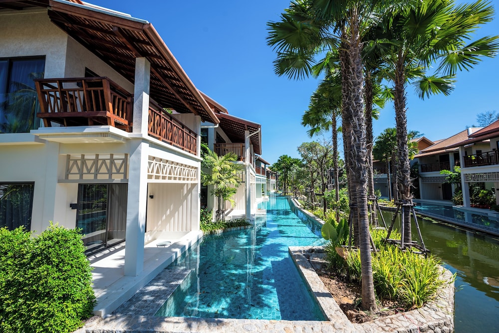 Habitación deluxe con acceso a la piscina y 1 cama king size del hotel Grand Mercure Khao Lak Bangsak. Foto 6