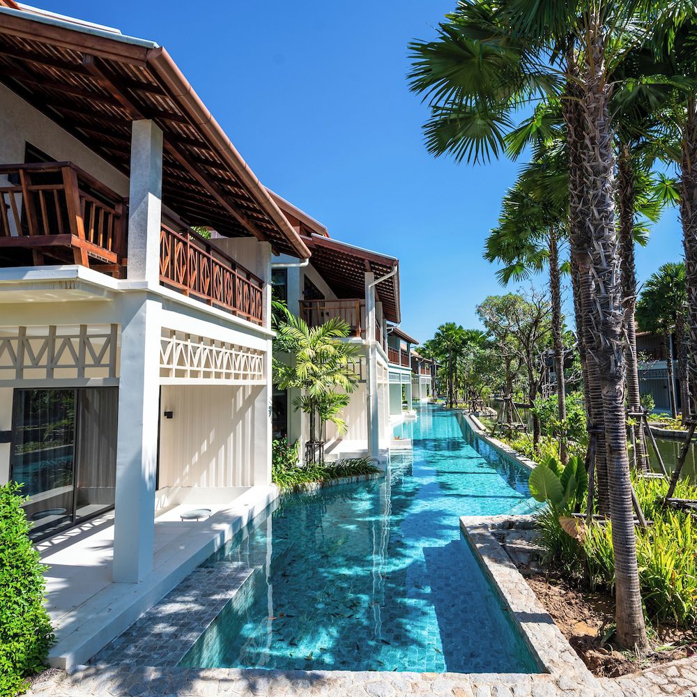 Habitación deluxe con acceso a la piscina y 1 cama king size del hotel Grand Mercure Khao Lak Bangsak. Foto 8