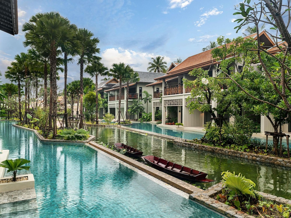 Suite deluxe con 1 cama king size y 1 sofá cama del hotel Grand Mercure Khao Lak Bangsak. Foto 2