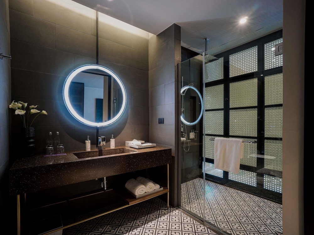 Suite deluxe con 1 cama king size y 1 sofá cama del hotel Grand Mercure Khao Lak Bangsak. Foto 3