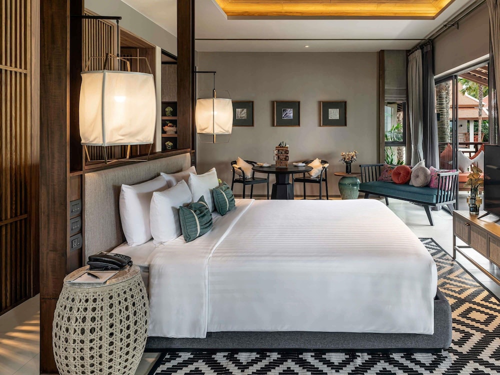 Suite deluxe con 1 cama king size y 1 sofá cama del hotel Grand Mercure Khao Lak Bangsak. Foto 4