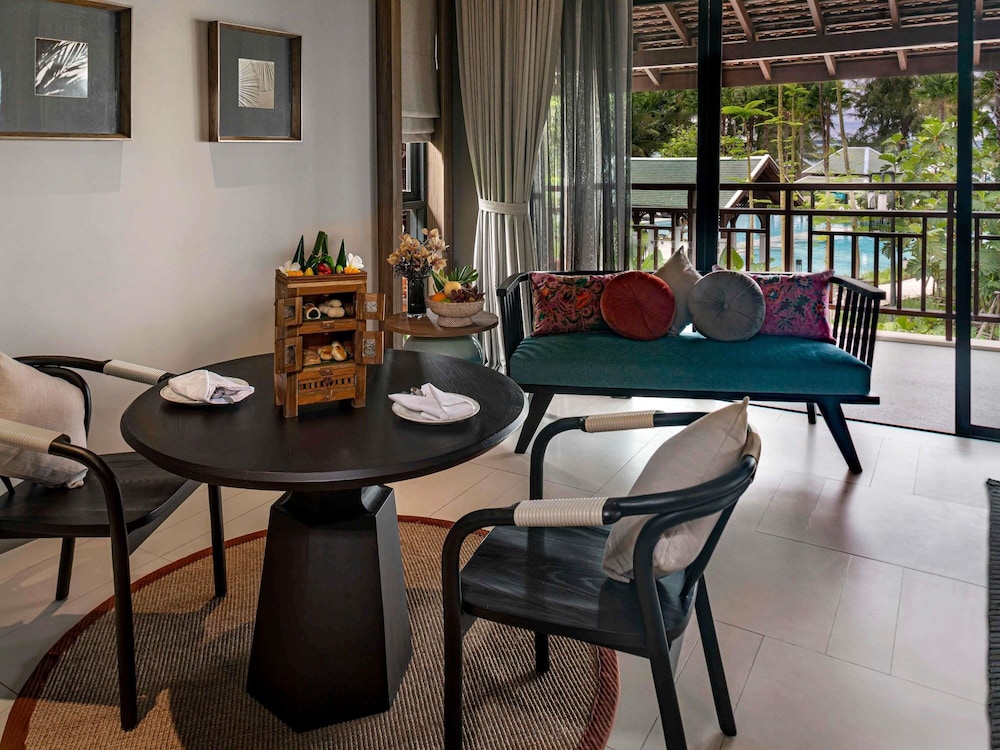Suite deluxe con 1 cama king size y 1 sofá cama del hotel Grand Mercure Khao Lak Bangsak. Foto 7
