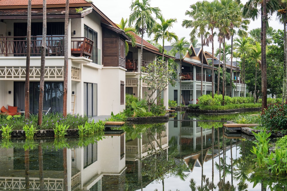 Suite deluxe con 1 cama king size y 1 sofá cama del hotel Grand Mercure Khao Lak Bangsak. Foto 10
