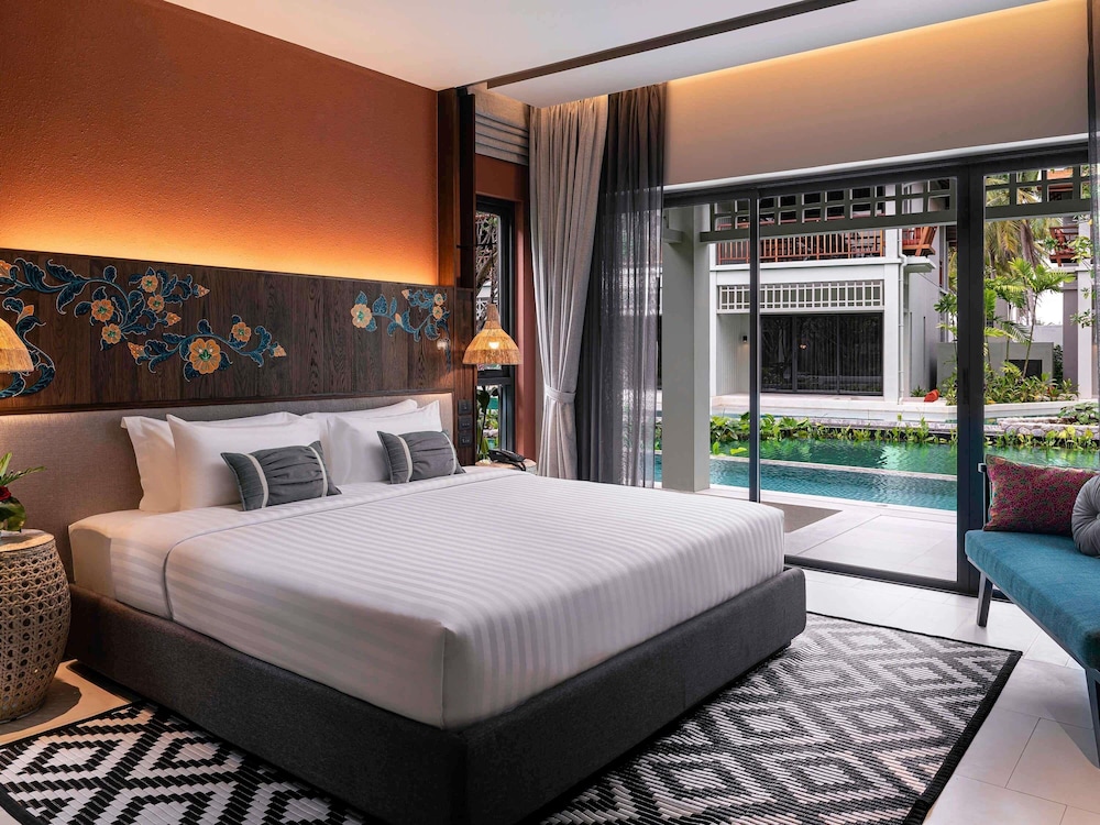 Habitación deluxe con acceso a la piscina y 1 cama king size del hotel Grand Mercure Khao Lak Bangsak. Foto 9