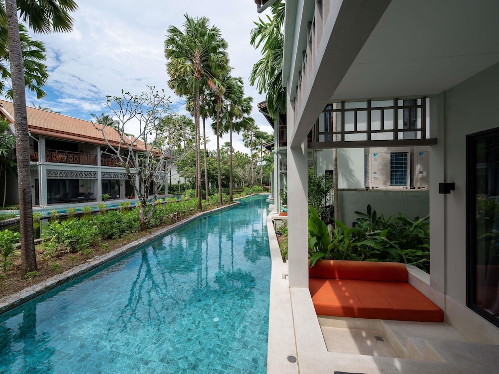 Habitación deluxe con acceso a la piscina y 1 cama king size del hotel Grand Mercure Khao Lak Bangsak. Foto 10