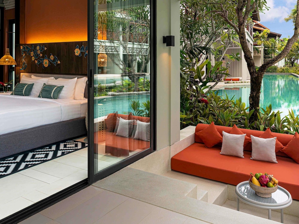 Habitación deluxe con acceso a la piscina y 1 cama king size del hotel Grand Mercure Khao Lak Bangsak. Foto 11