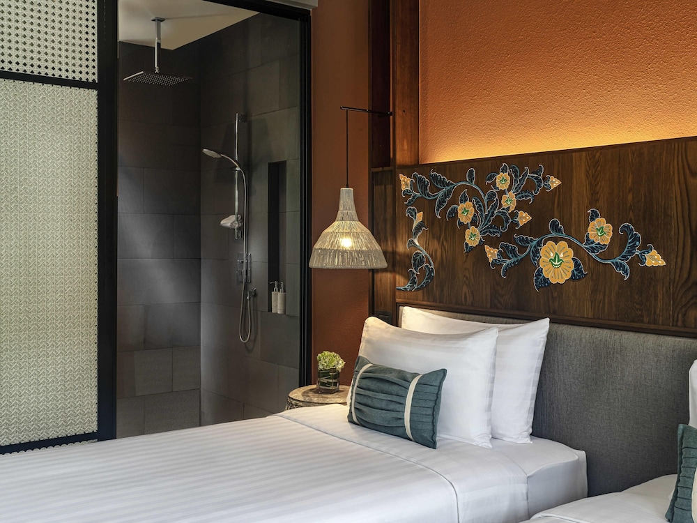 Habitación deluxe con acceso a la piscina y camas gemelas del hotel Grand Mercure Khao Lak Bangsak. Foto 8