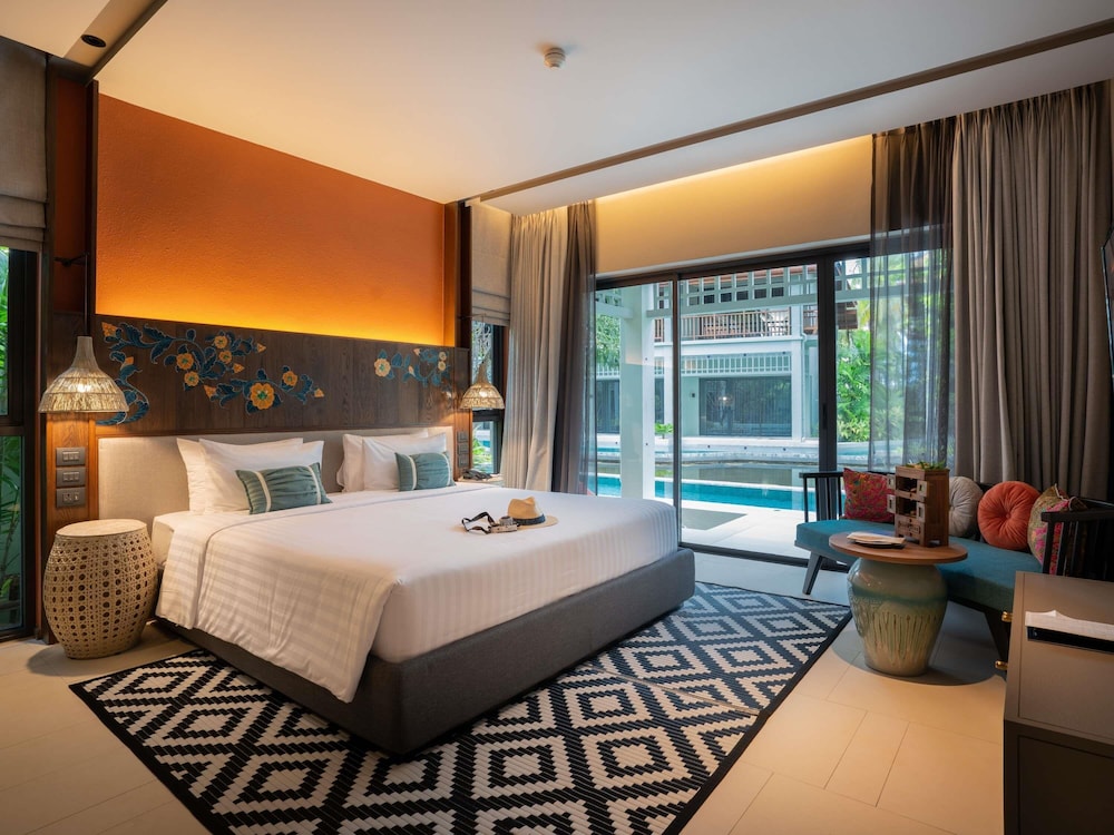 Habitación deluxe con acceso a la piscina y 1 cama king size del hotel Grand Mercure Khao Lak Bangsak. Foto 9