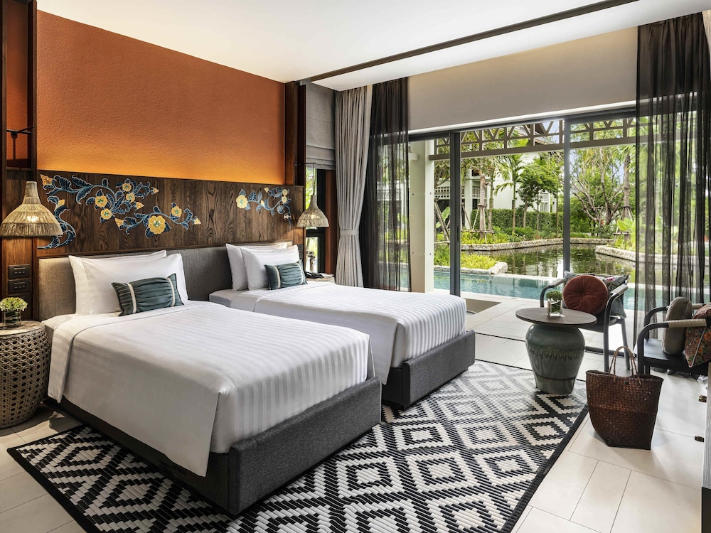 Habitación deluxe con acceso a la piscina y camas gemelas del hotel Grand Mercure Khao Lak Bangsak. Foto 11