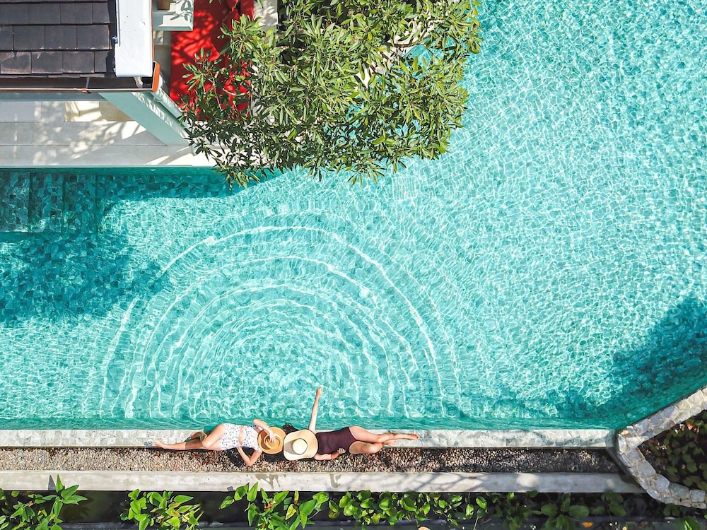 Habitación deluxe con acceso a la piscina y camas gemelas del hotel Grand Mercure Khao Lak Bangsak. Foto 12