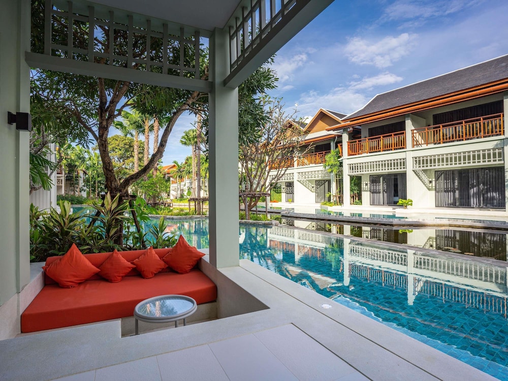 Habitación deluxe con acceso a la piscina y camas gemelas del hotel Grand Mercure Khao Lak Bangsak. Foto 13