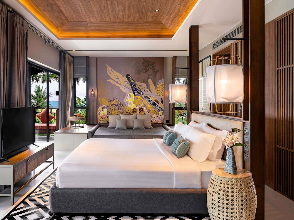 Suite deluxe con 1 cama king size y 1 sofá cama del hotel Grand Mercure Khao Lak Bangsak. Foto 10