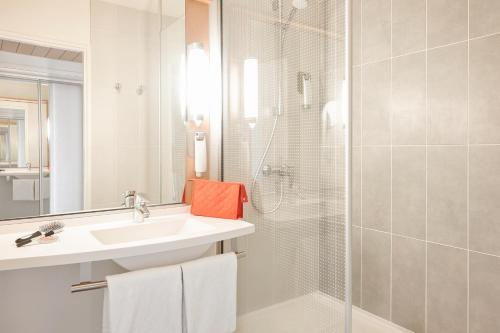 Habitación estándar con una cama doble y una cama individual del hotel ibis Cavaillon Luberon. Foto 5