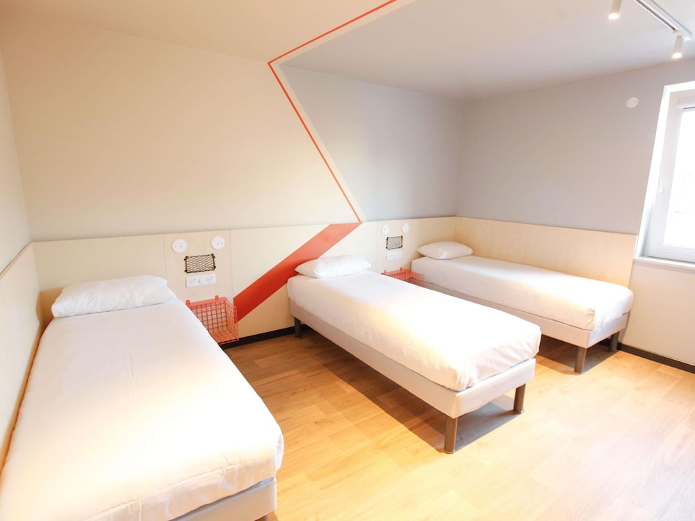 TRIPLE - Habitación con una cama grande y una litera del hotel Ibis Budget Strasbourg Sud Illkirch Geispolsheim