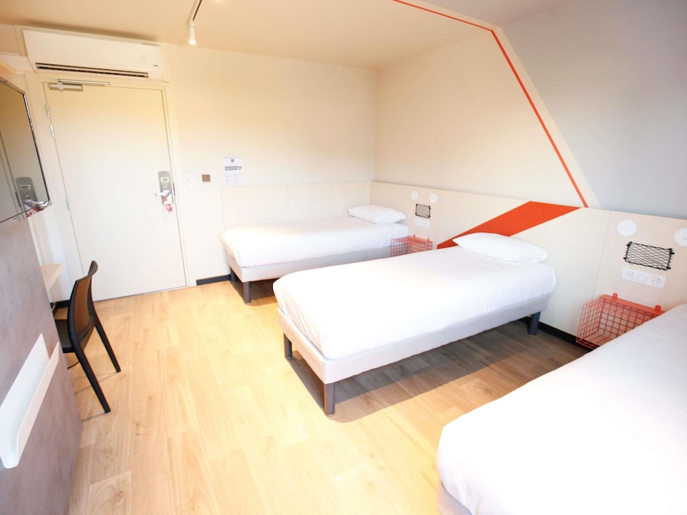 TRIPLE - Habitación con una cama grande y una litera del hotel Ibis Budget Strasbourg Sud Illkirch Geispolsheim. Foto 1