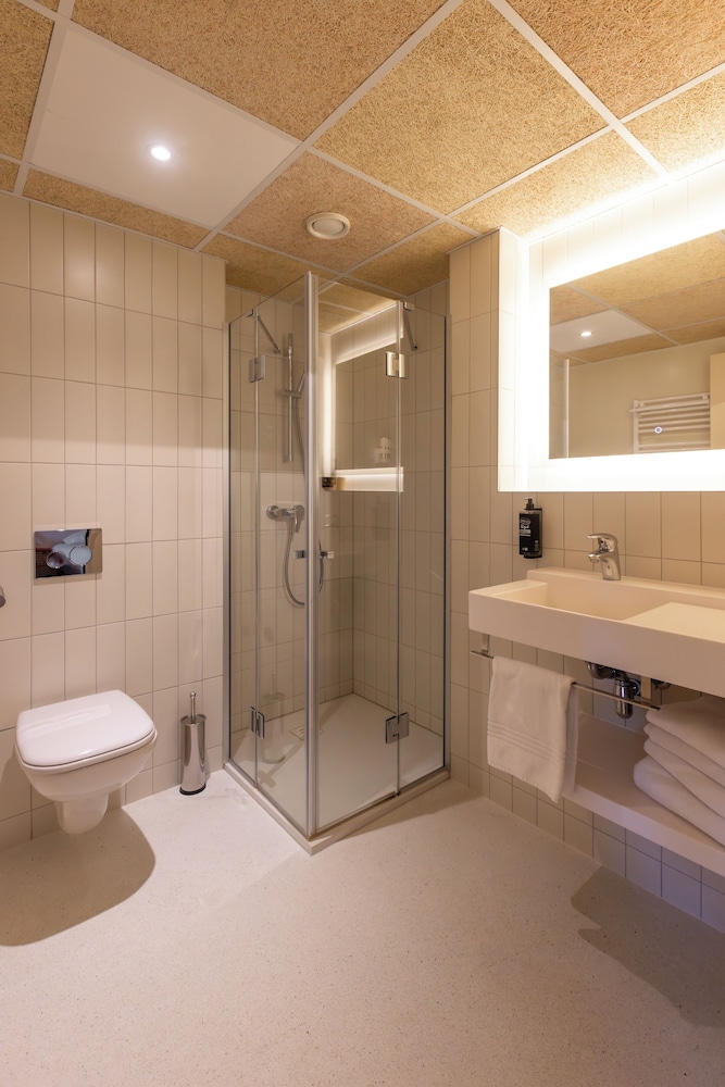 TRIPLE - Habitación con una cama grande y una litera del hotel Ibis Budget Strasbourg Sud Illkirch Geispolsheim. Foto 3